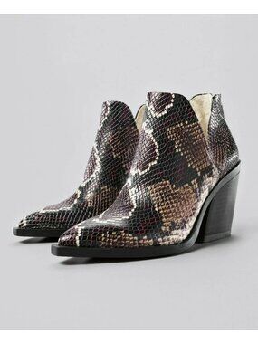 VINCE CAMUTO Gigietta Snakeskin Print Ankle Boots Size 5 NEW New in box
